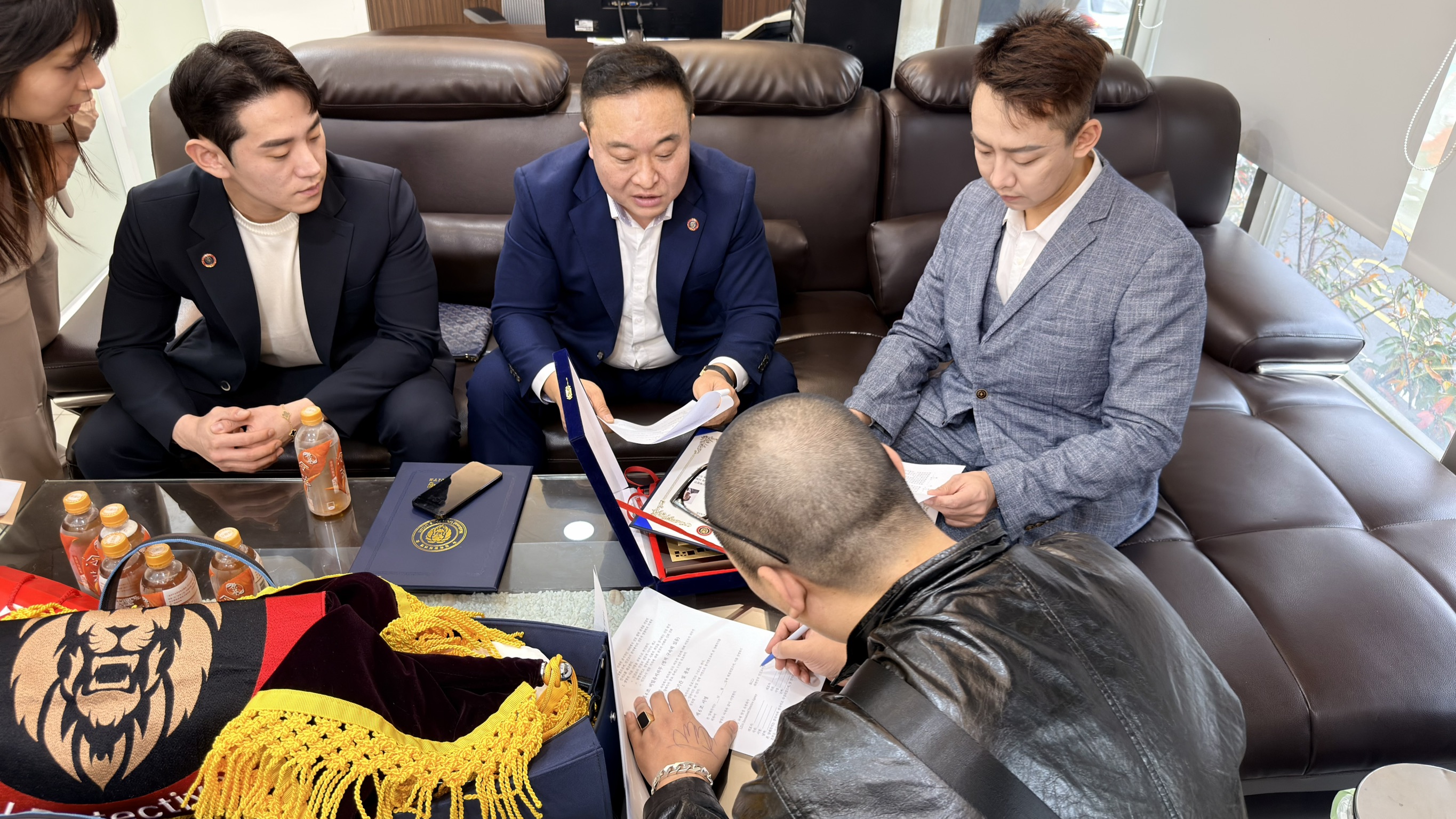 立達國際徵信社執行長謝智博與韓國偵探代表團針對跨國合作細節展開深度討論 (圖/立達國際徵信社提供)